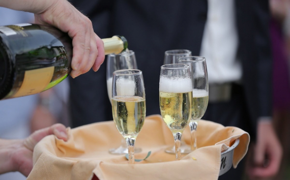 Группа ВТБ: жители Поволжья вдвое сократили спрос на шампанское перед Новым годом