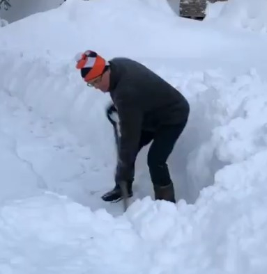 Иван Белозерцев показал, как убирает снег во дворе