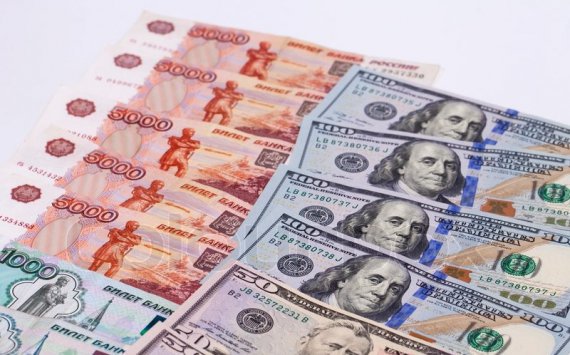 НАФИ: Россияне стали чаще хранить сбережения в рублях