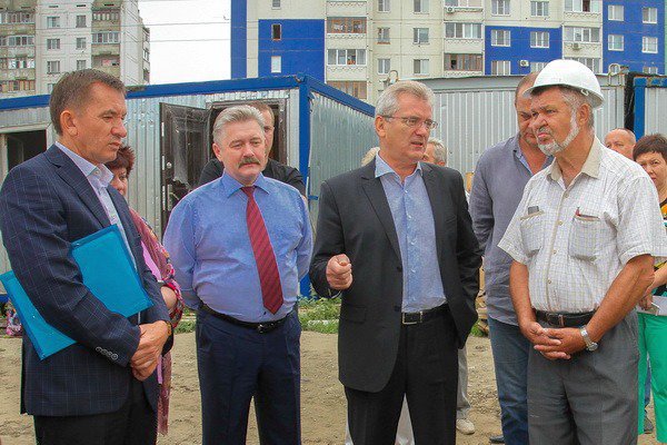 Александр Гришаев принял участие в выездном совещании на строительных площадках социальных объектов в Пензе